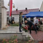 05.08.2021. Skalbmierz. 77. rocznica pacyfikacji Skalbmierza. Na zdjęciu (od lewej): Marek Juszczyk - burmistrz Skalbmierza, Anna Śliwa - radna miasta i gminy Skalbmierz, Kamil Włosowicz - zastępca burmistrza Skalbmierza / Marta Gajda / Radio Kielce