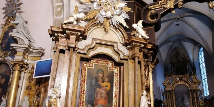 Skalbmierz. Ołtarz Matki Bożej z Dzieciątkiem w kościele św. Jana Chrzciciela w Skalbmierzu / Marta Gajda-Kruk / Radio Kielce