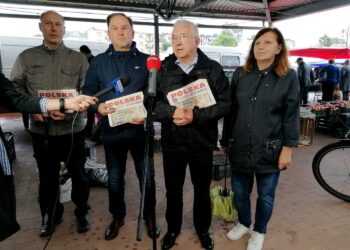 24.08.2021. Pińczów. Promocja rozwiązań dla rolnictwa, ujętych w Polskim Ładzie. Na zdjęciu (od lewej): Krzysztof Koniusz - pełnomocnik powiatowy PiS, Marek Kwitek - poseł PiS, Krzysztof Lipiec - prezes świętokrzyskich struktur PiS i Teresa Krysińska / Marta Gajda-Kruk / Radio Kielce