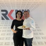 05.08.2021. Letnia kuchnia Radia Kielce. Mięsny czwartek. Na zdjęciu (od lewej): Magdalena Sitek - Radio Kielce i Michał Markowicz - Polska Inicjatywa Kulinarna, Zespół Szkół Przemysłu Spożywczego / Anna Kwapisz / Radio Kielce