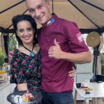 10.08.2021. Letnia kuchnia Radia Kielce. Słodki wtorek. Na zdjęciu Mariusz Bezak - nauczyciel z Zakładu Doskonalenia Zawodowego w Kielcach oraz Magdalena Sitek - Radio Kielce / Anna Kwapisz / Radio Kielce