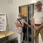 14.08.2021. Starachowice. Biblioteczka do wymiany książek ustawiona przez Radę Seniorów. Na zdjęciu: Bożena Cyran i Adam Buchelt ze Starachowickiej Rady Seniorów / Anna Głąb / Radio Kielce