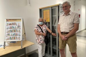 14.08.2021. Starachowice. Biblioteczka do wymiany książek ustawiona przez Radę Seniorów. Na zdjęciu: Bożena Cyran i Adam Buchelt ze Starachowickiej Rady Seniorów / Anna Głąb / Radio Kielce