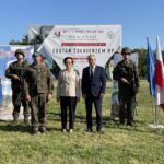 12.08.2021. Rudki. Konferencja zapowiadająca piknik „Zostań żołnierzem Rzeczpospolitej”. Na zdjęciu (od lewej): pułkownik Paweł Chabielski, poseł Agata Wojtyszek, burmistrz Nowej Słupi Andrzej Gąsior / Anna Głąb / Radio Kielce