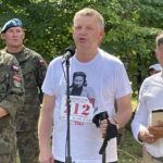 15.08.2021. Ostrowiec Św. Bieg Tropem Wilczym. Na zdjęciu (od lewej): Dariusz Kaszuba - Jednostka Strzelecka 2013, senator Jarosław Rusiecki, prowadzący wydarzenie Krzysztof Ołownia / Anna Głąb / Radio Kielce