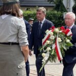15.08.2021. Starachowice. Obchody Święta Wojska Polskiego. Na zdjęciu (od lewej): Andrzej Pruś - przewodniczący sejmiku województwa świętokrzyskiego, poseł Krzysztof Lipiec / Anna Głąb / Radio Kielce