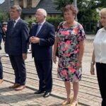 15.08.2021. Starachowice. Obchody Święta Wojska Polskiego. Na zdjęciu (od lewej): Andrzej Pruś - przewodniczący sejmiku województwa świętokrzyskiego, poseł Krzysztof Lipiec, radna Joanna Główka, radna Danuta Krępa / Anna Głąb / Radio Kielce