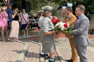 15.08.2021. Starachowice. Obchody Święta Wojska Polskiego. Na zdjęciu (od lewej): Piotr Babicki - starosta starachowicki i Marek Materek - prezydent Starachowic / Anna Głąb / Radio Kielce