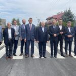 18.08.2021. Mirzec Poddąbrowa. Zakończenie remontu drogi. Na zdjęciu (od lewej) Marian Stompor - radny gm. Mirzec, Ryszard Wojton - prezes firmy Budromost, Dariusz Dąbrowski - wicestarosta starachowicki, Ryszard Nowak - radny rady powiatu starachowickiego, Mirosław Seweryn - wójt Mirca, Krzysztof Lipiec - poseł PiS,  Zbigniew Koniusz - wojewoda świętorzyski, Piotr Babicki - starosta starachowicki, Andrzej Pruś - przewodniczący sejmiku województwa świętokrzyskiego, Jan Zawisza - przewodniczący rady gm. w Mircu / Anna Głąb / Radio Kielce