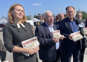 25.08.2021. Opatów. Promocja Polskiego Ładu. Na zdjęciu (od lewej): Małgorzata Jalowska - wicestarosta opatowski, Krzysztof Lipiec - prezes świętokrzyskich struktur PiS i Marek Kwitek - poseł PiS / Anna Głąb / Radio Kielce