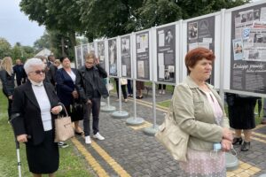 29.08.2021. Mirzec. Otwarcie wystawy IPN poświęconej księdzu Kotlarzowi „Ksiądz musi zaprzestać” / Anna Głąb / Radio Kielce