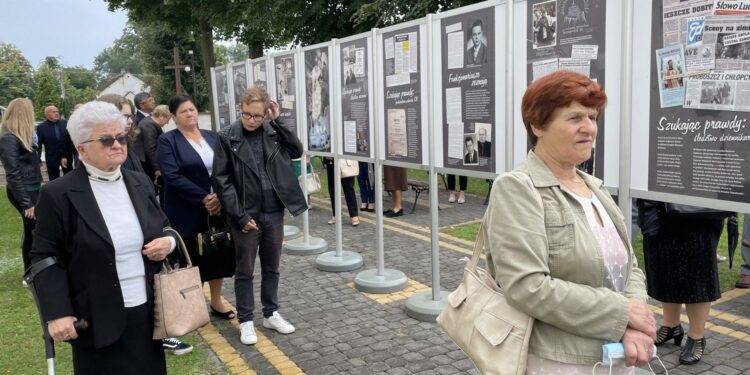 29.08.2021. Mirzec. Otwarcie wystawy IPN poświęconej księdzu Kotlarzowi „Ksiądz musi zaprzestać” / Anna Głąb / Radio Kielce