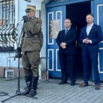 09.08.2021. Jędrzejów. 56. Marsz Szlakiem I Kompanii Kadrowej. Na zdjęciu (od lewej): Dionizy Krawczyński - komendant marszu, Marcin Piszczek - burmistrz Jędrzejowa, Paweł Faryna - starosta jędrzejowski / Monika Miller / Radio Kielce