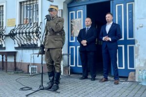 09.08.2021. Jędrzejów. 56. Marsz Szlakiem I Kompanii Kadrowej. Na zdjęciu (od lewej): Dionizy Krawczyński - komendant marszu, Marcin Piszczek - burmistrz Jędrzejowa, Paweł Faryna - starosta jędrzejowski / Monika Miller / Radio Kielce