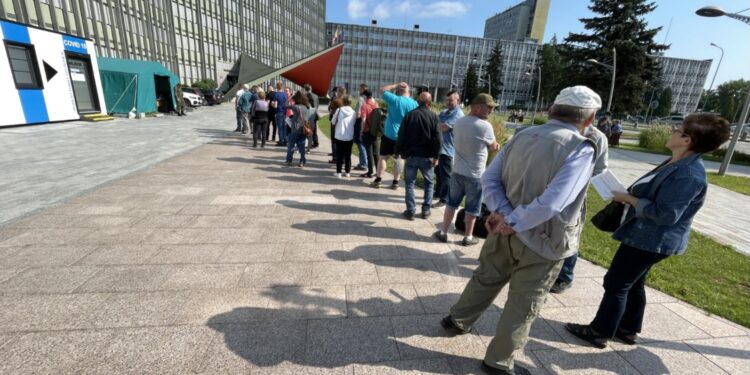 07.08.2021. Kielce. Akcja szczepień przeciw COVID-19 pod hasłem „Zaszczep się w wakacje” / Jarosław Kubalski / Radio Kielce