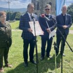 11.08.2021. Święty Krzyż. Konferencja promująca widowisko plenerowe pn. „Opowieść jak żywa…”. Na zdjęciu (od lewej): Agata Czeplina – Miernik - zastępca dyrektora Świętokrzyskiego Parku Narodowego, Mirosław Gębski - starosta kielecki, Tomasz Pleban - wicestarosta kielecki, o. dr Marian Puchała OMI - superior klasztoru / Monika Miller / Radio Kielce