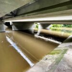 31.08.2021. Kielce Słowik. Przekroczony stan alarmowy na Bobrzy / Jarosław Kubalski / Rado Kielce