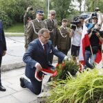 12.08.2021. Kielce. Uroczyste zakończenie 56. Marszu Szlakiem I Kompanii Kadrowej. Wiązankę składa Jan Józef Kasprzyk - wieloletni komendant marszu, a obecnie szef Urzędu do Spraw Kombatantów i Osób Represjonowanych / Jarosław Kubalski / Radio Kielce
