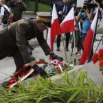 12.08.2021. Kielce. Uroczyste zakończenie 56. Marszu Szlakiem I Kompanii Kadrowej. Wiązankę składa Dionizy Krawczyński, komendant marszu / Jarosław Kubalski / Radio Kielce