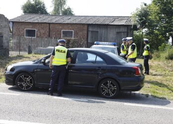 08.07.2021. Bartoszowiny. Wzmożone kontrole drogowe prowadzone przez świętokrzyskich policjantów wraz grupą „Speed” / Jarosław Kubalski / Radio Kielce