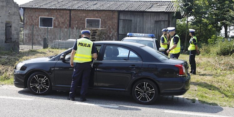 08.07.2021. Bartoszowiny. Wzmożone kontrole drogowe prowadzone przez świętokrzyskich policjantów wraz grupą „Speed” / Jarosław Kubalski / Radio Kielce