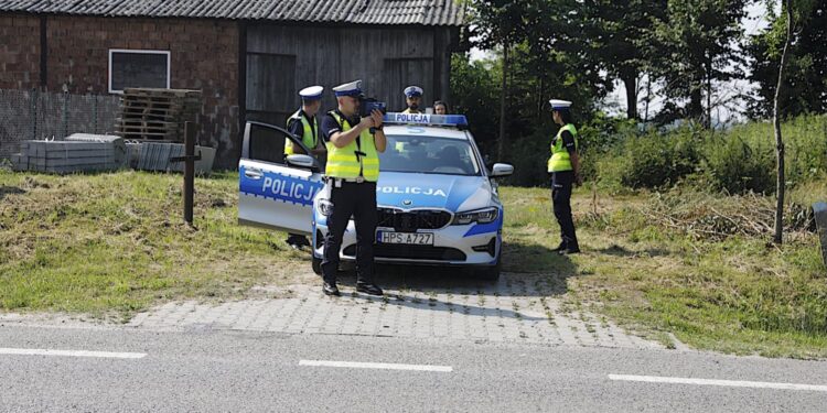 08.07.2021. Bartoszowiny. Wzmożone kontrole drogowe prowadzone przez świętokrzyskich policjantów wraz grupą „Speed” / Jarosław Kubalski / Radio Kielce