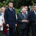 01.08.2021. Kielce. Obchody 77. rocznicy wybuchu Powstania Warszawskiego. Na zdjęciu: Dorota Koczwańska- Kalita - naczelnik delegatury IPN w Kielcach, Małgorzata Pruś - dyrektor biura poselskiego posła Krzysztofa Lipca, Bogdan Wenta - prezydent Kielc, poseł Krzysztof Lipiec - prezes świętokrzyskich struktur PiS i Jarosław Karyś - przewodniczący Rady Miasta Kielce / Wiktor Taszłow / Radio Kielce