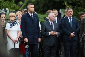 01.08.2021. Kielce. Obchody 77. rocznicy wybuchu Powstania Warszawskiego. Na zdjęciu: Dorota Koczwańska- Kalita - naczelnik delegatury IPN w Kielcach, Małgorzata Pruś - dyrektor biura poselskiego posła Krzysztofa Lipca, Bogdan Wenta - prezydent Kielc, poseł Krzysztof Lipiec - prezes świętokrzyskich struktur PiS i Jarosław Karyś - przewodniczący Rady Miasta Kielce / Wiktor Taszłow / Radio Kielce