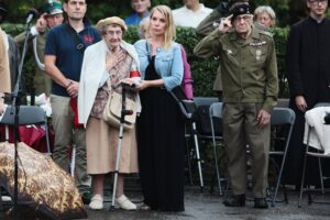 01.08.2021. Kielce. Obchody 77. rocznicy wybuchu Powstania Warszawskiego. Na zdjęciu (po lewej): Krystyna Jopowicz - uczestniczka Powstania Warszawskiego / Wiktor Taszłow / Radio Kielce