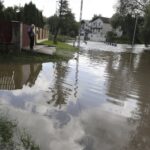 31.08.2021. Kielce. Zatorowany przepływ rzeki Lubrzanki przy ulicy Zielnej / Jarosław Kubalski / Radio Kielce