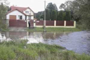 31.08.2021. Kielce. Zatorowany przepływ rzeki Lubrzanki przy ulicy Zielnej / Jarosław Kubalski / Radio Kielce