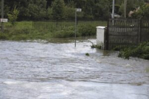 31.08.2021. Kielce. Zatorowany przepływ rzeki Lubrzanki przy ulicy Zielnej / Jarosław Kubalski / Radio Kielce