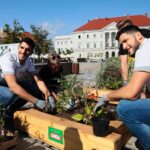 19.08.2021. Kielce. Tworzenie Zielonego zakątka w centrum Kielc. Na zdjęciu Agata Wojda - zastępca prezydenta Kielc i zawodnicy Łomży Vive Kielce (od lewej): Miguel Sanchez-Migallon i Nicolas Tournat. / Wiktor Taszłow / Radio Kielce