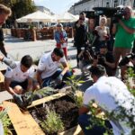 19.08.2021. Kielce. Tworzenie Zielonego zakątka w centrum Kielc. Na zdjęciu zawodnicy Łomży Vive Kielce (od lewej): Alex Dujszebajew, Nicolas Tournat i Miguel Sanchez-Migallon. / Wiktor Taszłow / Radio Kielce