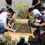 19.08.2021. Kielce. Tworzenie Zielonego zakątka w centrum Kielc. Na zdjęciu (od lewej): Agata Wojda - zastępca prezydenta Kielc i zawodnicy Łomży Vive Kielce Miguel Sanchez-Migallon, Nicolas Tournat i Alex Dusjzebajew. / Wiktor Taszłow / Radio Kielce