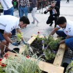 19.08.2021. Kielce. Tworzenie Zielonego zakątka w centrum Kielc. Na zdjęciu (od lewej): Alex Dujszebajew - zawodnik Łomży Vive Kielce, Nicolas Tournat - zawodnik Łomży Vive Kielce, Agata Wojda - zastępca prezydenta Kielc. / Wiktor Taszłow / Radio Kielce