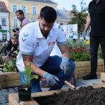 19.08.2021. Kielce. Tworzenie Zielonego zakątka w centrum Kielc. Na zdjęciu: Nicolas Torunat - zawodnik Łomży Vive Kielce. / Wiktor Taszłow / Radio Kielce