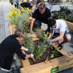 19.08.2021. Kielce. Tworzenie Zielonego zakątka w centrum Kielc. Na zdjęciu (od lewej): Agata Wojda - zastępca prezydenta Kielc, Alex Dujszebajew - zawodnik Łomży Vive Kielce. / Wiktor Taszłow / Radio Kielce