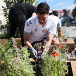 19.08.2021. Kielce. Tworzenie Zielonego zakątka w centrum Kielc. Na zdjęciu: Alex Dujszebajew - zawodnik Łomży Vive Kielce. / Wiktor Taszłow / Radio Kielce