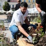 19.08.2021. Kielce. Tworzenie Zielonego zakątka w centrum Kielc. Na zdjęciu: Nicolas Torunat - zawodnik Łomży Vive Kielce. / Wiktor Taszłow / Radio Kielce