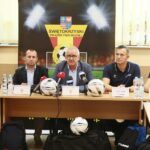 19.08.2021. Kielce. Podpisanie umowy pomiędzy ŚZPN, a kielecką firmą RS Active, dystrybutorem marki Hummel. Na zdjęciu (od lewej): Marcin Gawron - wiceprezes ŚZPN ds. szkolenia, Przemysław Witkowski - wiceprezes ŚZPN ds. prawno-organizacyjnych, Mirosław Malinowski - prezes ŚZPN, Radosław Wasiak - firma RS Active, Sławomir Szmal  - firma RS Active / Wiktor Taszłow / Radio Kielce