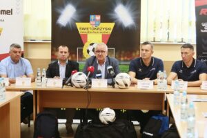 19.08.2021. Kielce. Podpisanie umowy pomiędzy ŚZPN, a kielecką firmą RS Active, dystrybutorem marki Hummel. Na zdjęciu (od lewej): Marcin Gawron - wiceprezes ŚZPN ds. szkolenia, Przemysław Witkowski - wiceprezes ŚZPN ds. prawno-organizacyjnych, Mirosław Malinowski - prezes ŚZPN, Radosław Wasiak - firma RS Active, Sławomir Szmal - firma RS Active / Wiktor Taszłow / Radio Kielce