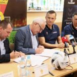 19.08.2021. Kielce. Podpisanie umowy pomiędzy ŚZPN, a kielecką firmą RS Active, dystrybutorem marki Hummel. Na zdjęciu (od lewej): Przemysław Witkowski - wiceprezes ŚZPN ds. prawno-organizacyjnych, Mirosław Malinowski - prezes ŚZPN, Radosław Wasiak - firma RS Active, Sławomir Szmal  - firma RS Active / Wiktor Taszłow / Radio Kielce