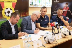 19.08.2021. Kielce. Podpisanie umowy pomiędzy ŚZPN, a kielecką firmą RS Active, dystrybutorem marki Hummel. Na zdjęciu (od lewej): Przemysław Witkowski - wiceprezes ŚZPN ds. prawno-organizacyjnych, Mirosław Malinowski - prezes ŚZPN, Radosław Wasiak - firma RS Active, Sławomir Szmal - firma RS Active / Wiktor Taszłow / Radio Kielce