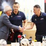 19.08.2021. Kielce. Podpisanie umowy pomiędzy ŚZPN, a kielecką firmą RS Active, dystrybutorem marki Hummel. Na zdjęciu (od lewej): Mirosław Malinowski - prezes ŚZPN, Radosław Wasiak - firma RS Active, Sławomir Szmal  - firma RS Active / Wiktor Taszłow / Radio Kielce