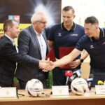 19.08.2021. Kielce. Podpisanie umowy pomiędzy ŚZPN, a kielecką firmą RS Active, dystrybutorem marki Hummel. Na zdjęciu (od lewej): Przemysław Witkowski - wiceprezes ŚZPN ds. prawno-organizacyjnych, Mirosław Malinowski - prezes ŚZPN, Radosław Wasiak - firma RS Active, Sławomir Szmal  - firma RS Active / Wiktor Taszłow / Radio Kielce