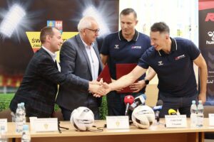 19.08.2021. Kielce. Podpisanie umowy pomiędzy ŚZPN, a kielecką firmą RS Active, dystrybutorem marki Hummel. Na zdjęciu (od lewej): Przemysław Witkowski - wiceprezes ŚZPN ds. prawno-organizacyjnych, Mirosław Malinowski - prezes ŚZPN, Radosław Wasiak - firma RS Active, Sławomir Szmal - firma RS Active / Wiktor Taszłow / Radio Kielce