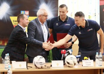 19.08.2021. Kielce. Podpisanie umowy pomiędzy ŚZPN, a kielecką firmą RS Active, dystrybutorem marki Hummel. Na zdjęciu (od lewej): Przemysław Witkowski - wiceprezes ŚZPN ds. prawno-organizacyjnych, Mirosław Malinowski - prezes ŚZPN, Radosław Wasiak - firma RS Active, Sławomir Szmal  - firma RS Active / Wiktor Taszłow / Radio Kielce