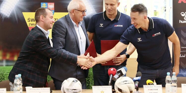 19.08.2021. Kielce. Podpisanie umowy pomiędzy ŚZPN, a kielecką firmą RS Active, dystrybutorem marki Hummel. Na zdjęciu (od lewej): Przemysław Witkowski - wiceprezes ŚZPN ds. prawno-organizacyjnych, Mirosław Malinowski - prezes ŚZPN, Radosław Wasiak - firma RS Active, Sławomir Szmal  - firma RS Active / Wiktor Taszłow / Radio Kielce