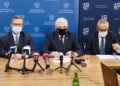 19.08.2021. Kielce. Konferencja dot. inwestycji w bezpieczeństwo przeciwpowodziowe. Na zdjęciu (od lewej): Grzegorz Witkowski - wiceminister infrastruktury, Andrzej Bętkowski - marszałek województwa świętokrzyskiego, Roman Wojcieszek - przewodniczący zespołu ekspertów / Wiktor Taszłow / Radio Kielce